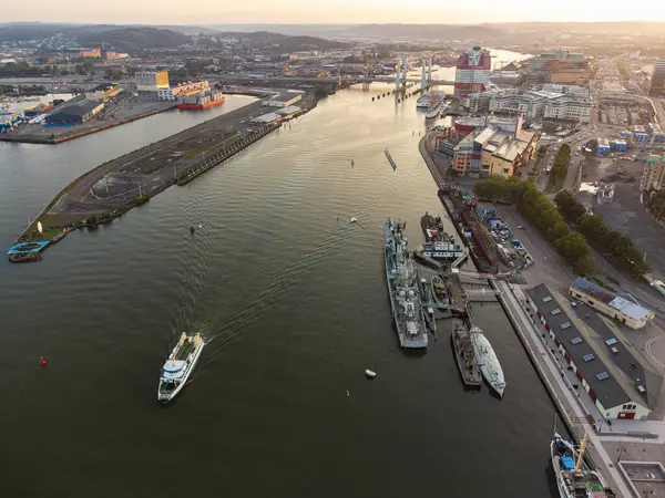 Göteborg, İsveç - 5 Eylül 2024: Gündoğumunda Göteborg ufuk çizgisi, hava manzarası, eski kasaba, nehir ve Hising köprüsü (Hisingbron), açık gökyüzü, turuncu ve sarı renkler.