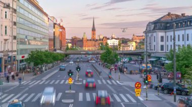 Stockholm, İsveç - 1 Ağustos 2024: Vasagatan, Stockholm Merkez Tren İstasyonu önündeki işlek caddenin zaman aşımı. Uzaktaki eski kasabanın tarihi binaları