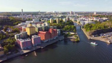 Stockholm, İsveç. Saltsjoqvarn 'ın eski sanayi bölgesi, Danvikstull ve bridge, Globen ve Hammarby sjostad, geçen tekneler, açık gökyüzü, yaz sonu.