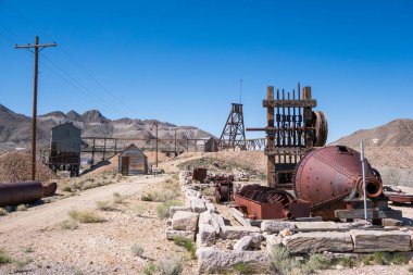 Tonopah, Nevada 'da terk edilmiş eski bir gümüş madeni. Paslı binalar ve makineler