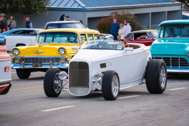 Morro Bay, Kaliforniya, ABD - 6 Mayıs 2023: 1932 'den kalma beyaz bir Ford ikili coupe, Morro Bay California' da, Mayıs 2023 'te, Cruisin Morro Bay Car Show' da. Yıllık araba gösterisi etkinliği