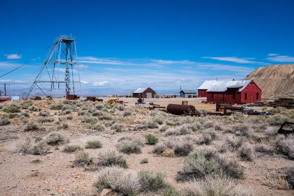 Tonopah, Nevada 'da terk edilmiş eski bir gümüş madeni. Paslı binalar ve makineler