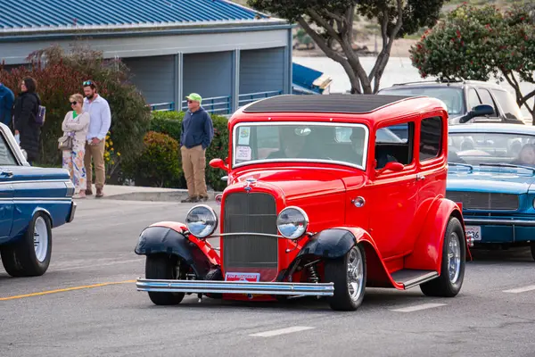 Morro Bay, Kaliforniya, ABD - 6 Mayıs 2023: 1932 model kırmızı Ford Tudor Model B, Mayıs 2023 'te Morro Bay California' da Cruisin Morro Bay Araba Fuarı 'nda