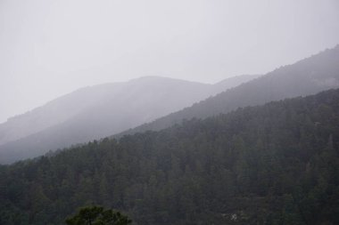 Elektirik dağları birbiri ardınca geldi.