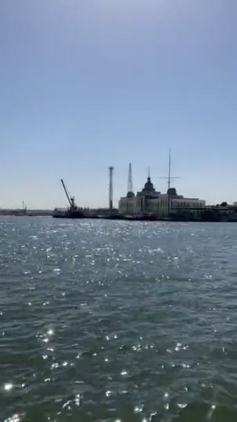 ポートサイドのスエズ運河を横断するボートのタイムラプス — ストック動画