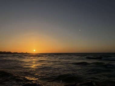 İskenderiye, Mısır 'da Akdeniz boyunca gün batımı manzarası