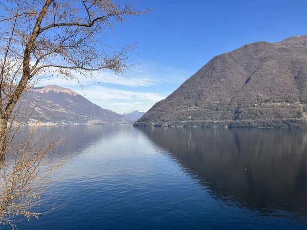 Lago Tranquillo Con Vista Montagna — Foto Stock
