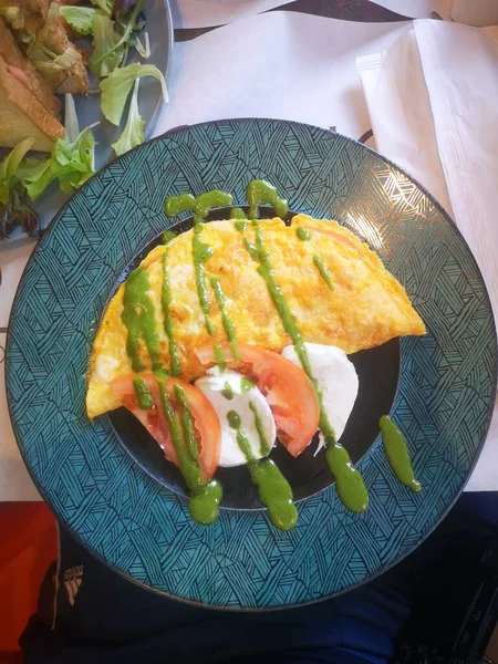 Milan 'da rahat bir restoranda nefis bir kahvaltı.