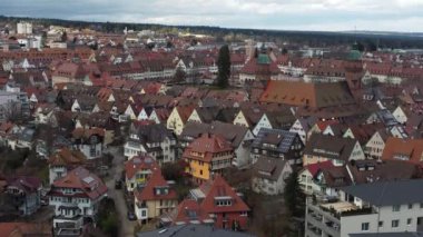 Freudenstadt 'ın evlerinin üzerinde insansız hava aracı videosu