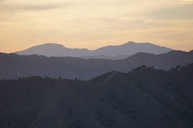 Günbatımında Malaga 'da dağlar var.