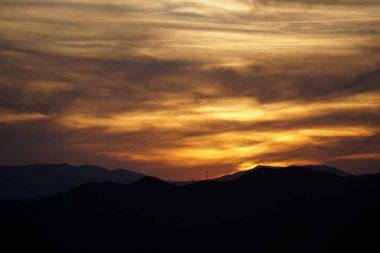 Günbatımında Malaga 'da dağlar var.