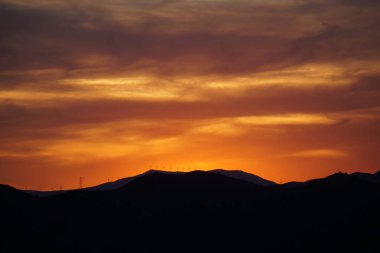 Günbatımında Malaga 'da dağlar var.