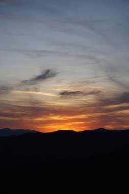 Günbatımında Malaga 'da dağlar var.