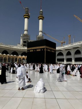 Mekke 'deki Kabe' de namaz kılanlar