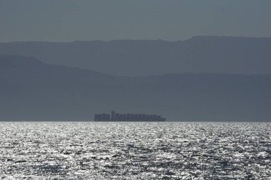 Majestic konteynır gemisi Ras Sudr 'un sakin sularında ilerliyor.