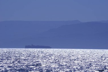 Majestic konteynır gemisi Ras Sudr 'un sakin sularında ilerliyor.
