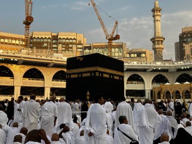 Beyaz ihramla çevrili Kabe 'de Altın Saat