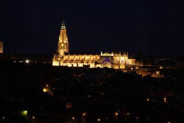 Toledo 'nun Alcazar' ı gece gökyüzüne karşı güzelce aydınlatılmış.