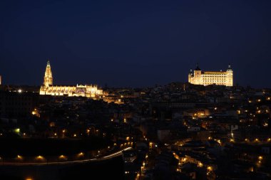 Toledo 'nun Alcazar' ı gece gökyüzüne karşı güzelce aydınlatılmış.
