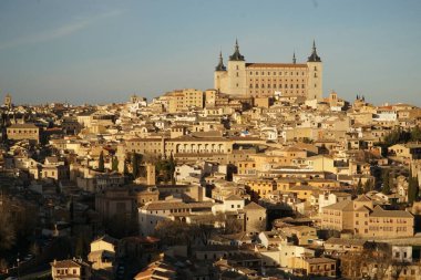 Alcazar de Toledo 'nun şehir dışından bir fotoğrafı.