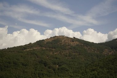 Kristal gibi berrak çağlayanlar kayalık araziler ve canlı yeşil ormanlar boyunca akar.