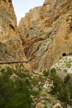 Meşhur El Caminito del Rey Malaga 'da ağaçlarla, dağlarla, nehirlerle ve bir vadiyle inanılmaz manzaraları var..