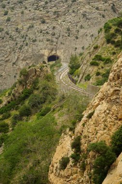 Meşhur El Caminito del Rey Malaga 'da ağaçlarla, dağlarla, nehirlerle ve bir vadiyle inanılmaz manzaraları var..