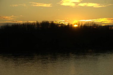 Bratislava 'da Tuna Nehri üzerinde altın gün batımı