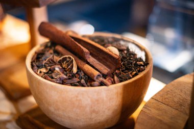 Tahta kasede çeşitli baharatlar var.