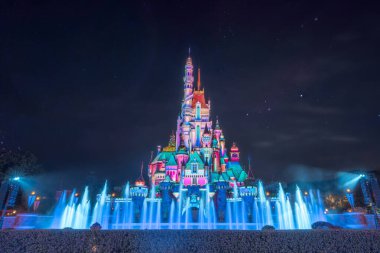 Geceleri Disneyland Hong Kong 'da