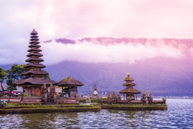 Bali, Endonezya, 14 Ağustos 2022: Pura Ulun Danu Bratan. Bratan Gölü 'ndeki Hindu tapınağı..