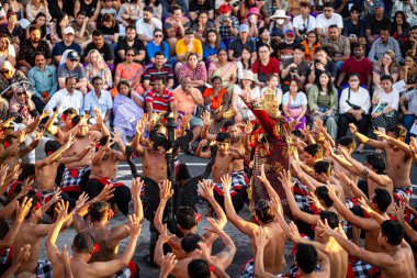 Kecak dansı, Bali 'de turistler arasında çok popüler olan geleneksel bir danstır. Bu dans genellikle günbatımında yapılır..