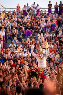 Kecak dansı, Bali 'de turistler arasında çok popüler olan geleneksel bir danstır. Bu dans genellikle günbatımında yapılır..