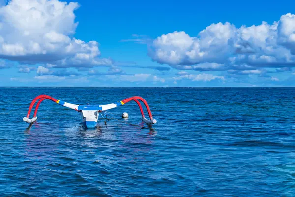 Ein Kleines Fischerboot Steuert Das Offene Meer Mit Blauem Himmel — Stockfoto