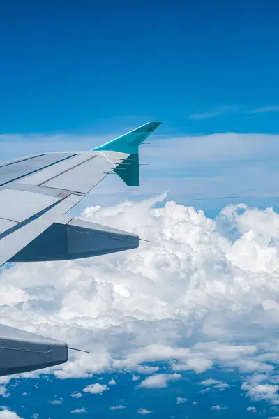 Imagem Asa Avião Voando Acima Das Nuvens — Fotografia de Stock