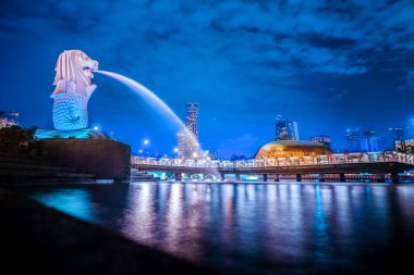 Merlion Park 'taki Merlion heykeli çeşmesinde bir gece..