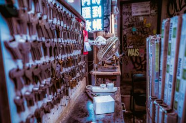 Hong Kong 'da bir sokakta duvarda boş anahtarların satışı..