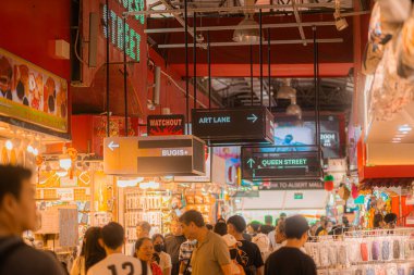 Singapur 'daki Bugis Caddesi Market' te çekilmiş. Burası popüler bir turizm merkezi ve MR durağı Bugis İstasyonu 'na yakın..