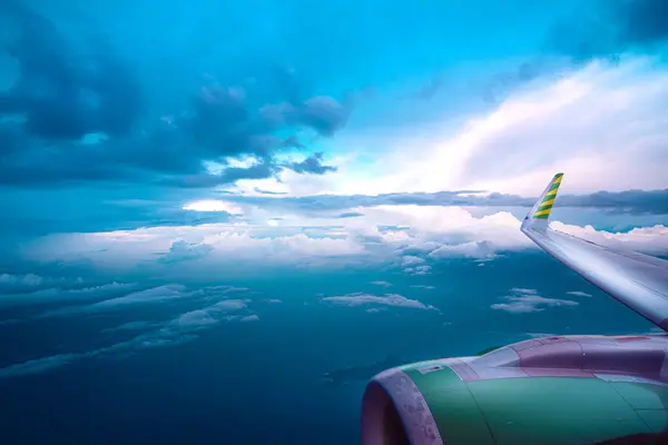 Uitzicht Vanuit Het Vliegtuigraam Een Prachtige Zonsondergang Boven — Stockfoto