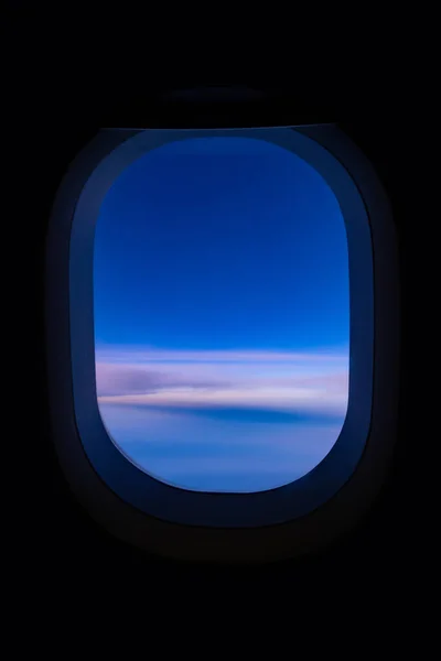 透过飞机窗户看蓝天 — 图库照片