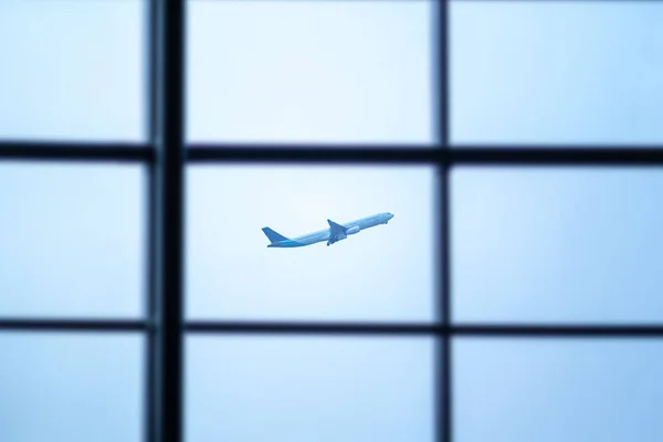 Vliegtuig Opstijgen Achter Het Raam Van Luchthaven — Stockfoto