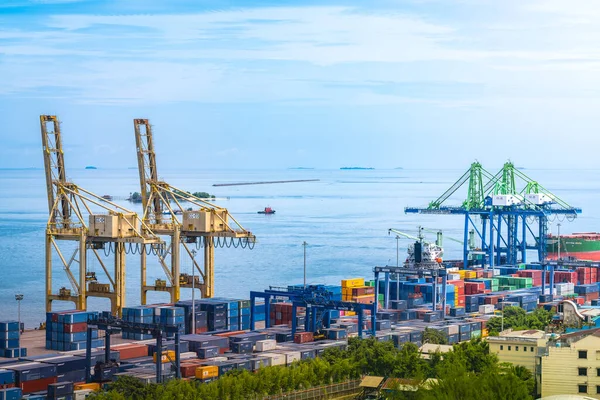 Logistik Och Transport Containerfartyg Med Fungerande Kranbro Skeppsvarv Logistikimport Och — Stockfoto