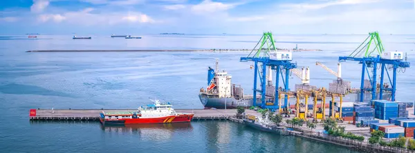 Logistik Och Transport Containerfartyg Med Fungerande Kranbro Skeppsvarv Logistikimport Och — Stockfoto