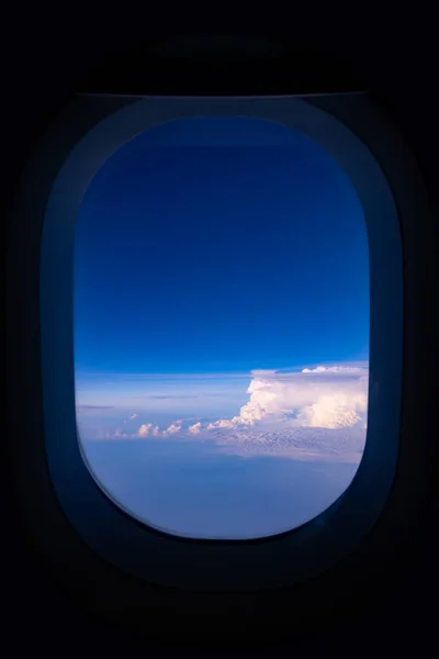 Zicht Blauwe Lucht Door Een Vliegtuigraam — Stockfoto