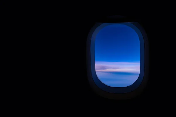 Προβολή Κοιτώντας Μπλε Ουρανό Μέσα Από Ένα Παράθυρο Του Αεροπλάνου — Φωτογραφία Αρχείου