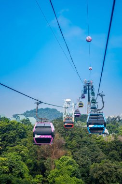 Singapur, 14 Ağustos 2023: Sentosa Cable Car, Faber Dağı 'ndan Sentosa Adası' na hava bağlantısı sağlayan bir teleferik..