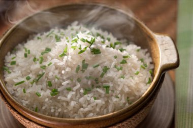 Kolombiya ve Latin Amerika 'dan gelen tipik sıcak pirinç tabağı.