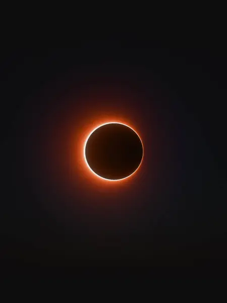 Red total solar eclipse, alignment of sun, earth and moon on a dark sky Eclipse total de sol rojo, alineacin del Sol, la Tierra y la Luna en cielo oscuro