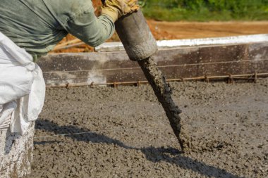 Bir operatör tarafından bir levha oluşturmak için pompa içine beton döküm