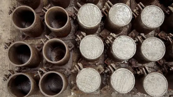 Metal kalıplarda güç testi için silindirik beton numunelerin hazırlanması